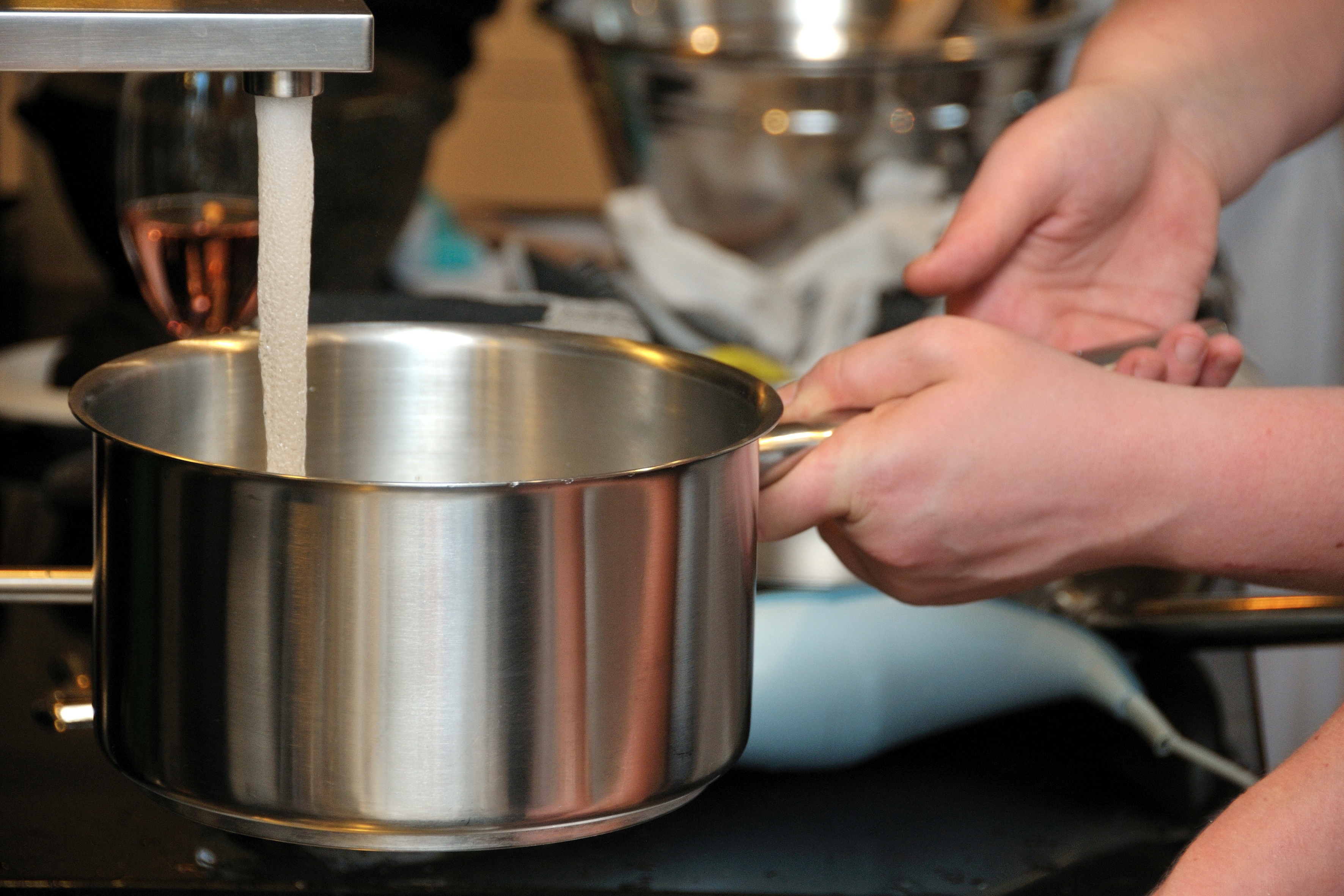 Komfort-Küche_Küchentätigkeit-Topf_mit_Wasser_füllen