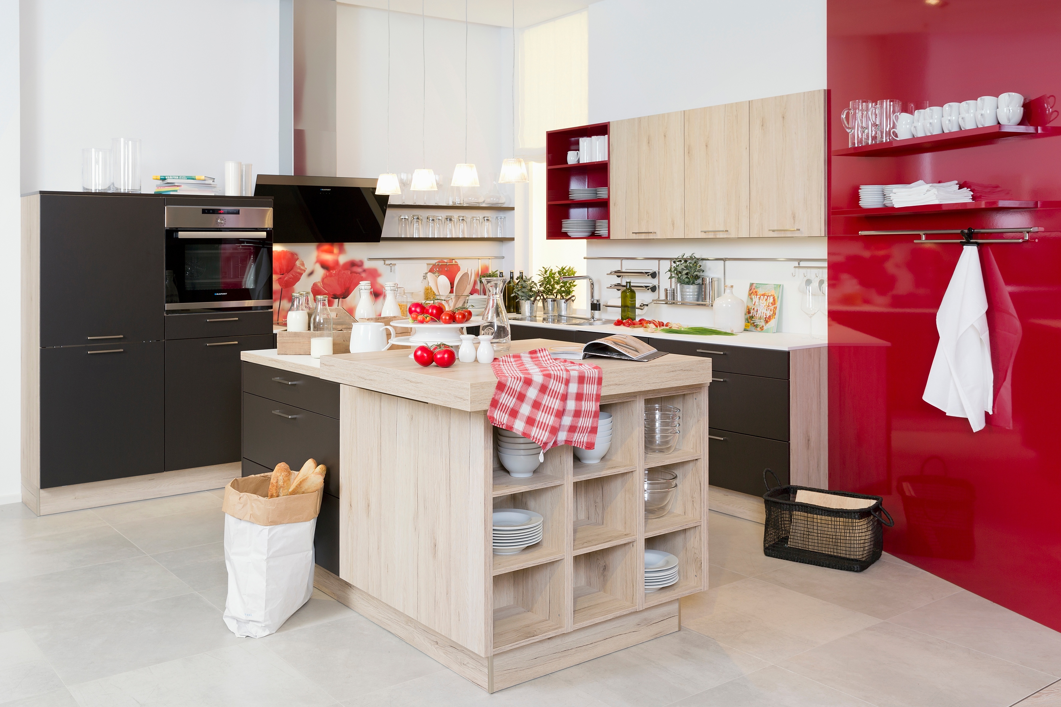 Häcker-Küche_mit_Holzdekor_und_Einbauofen_sowie_Dunstabzugshause_und_rotem_Regal
