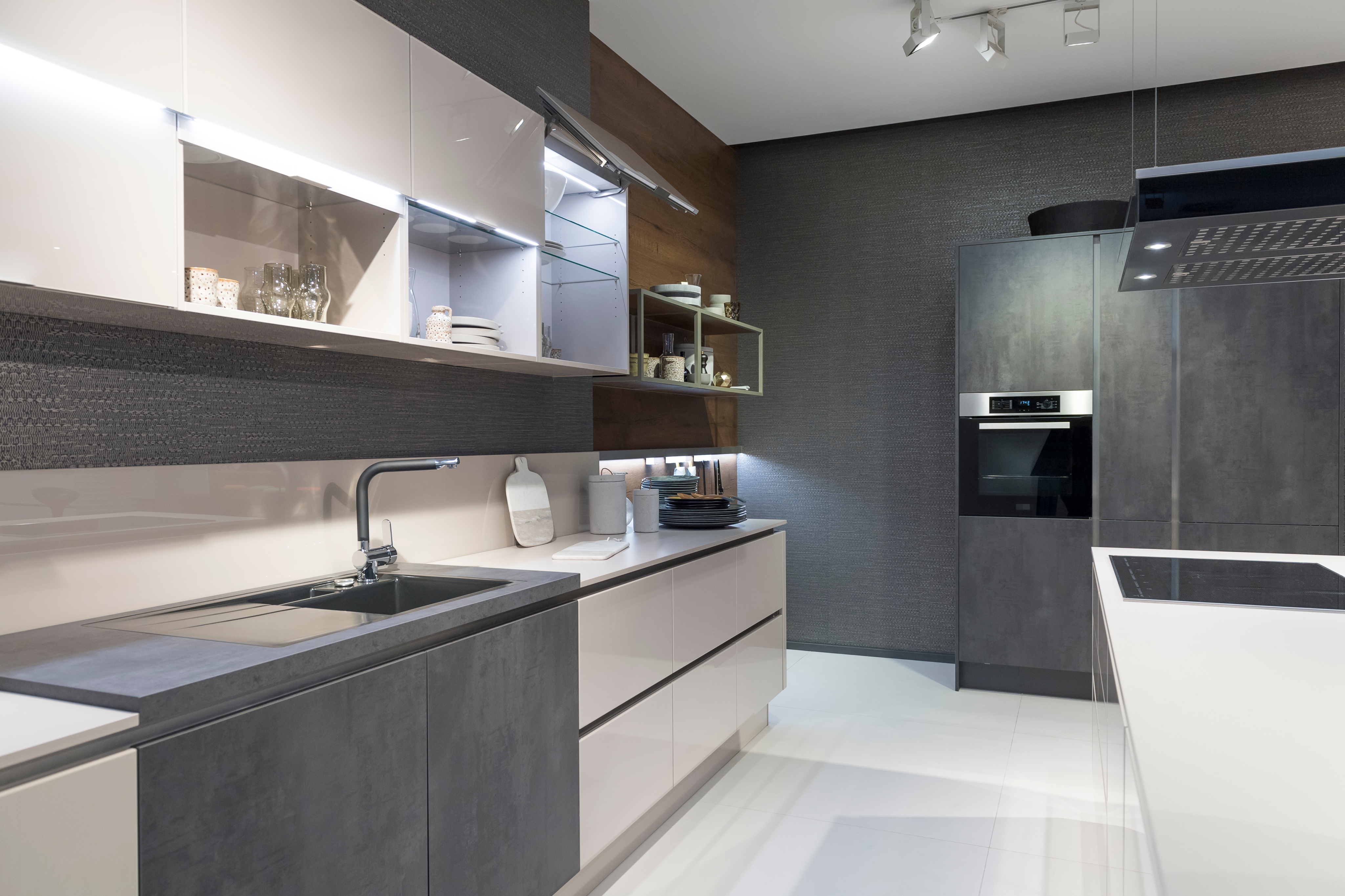 Häcker-Küche_mit_Kochfeld_und_Spüle