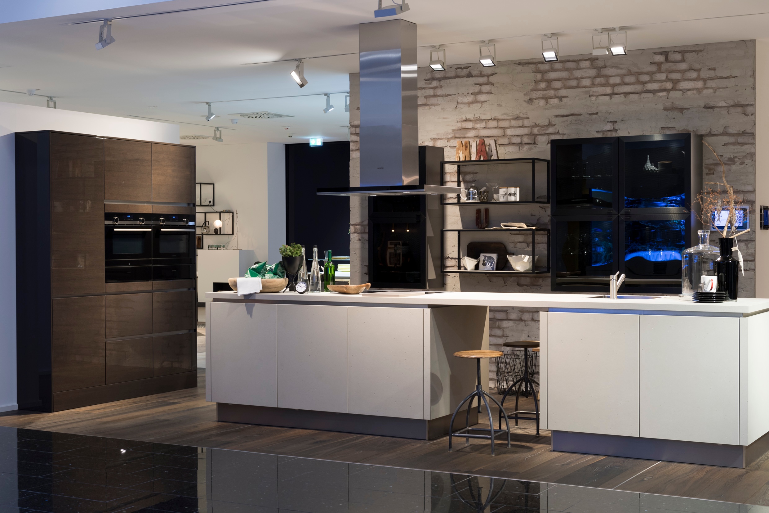 Häcker Küche in Hell mit sehr großzügiger Kücheninsel