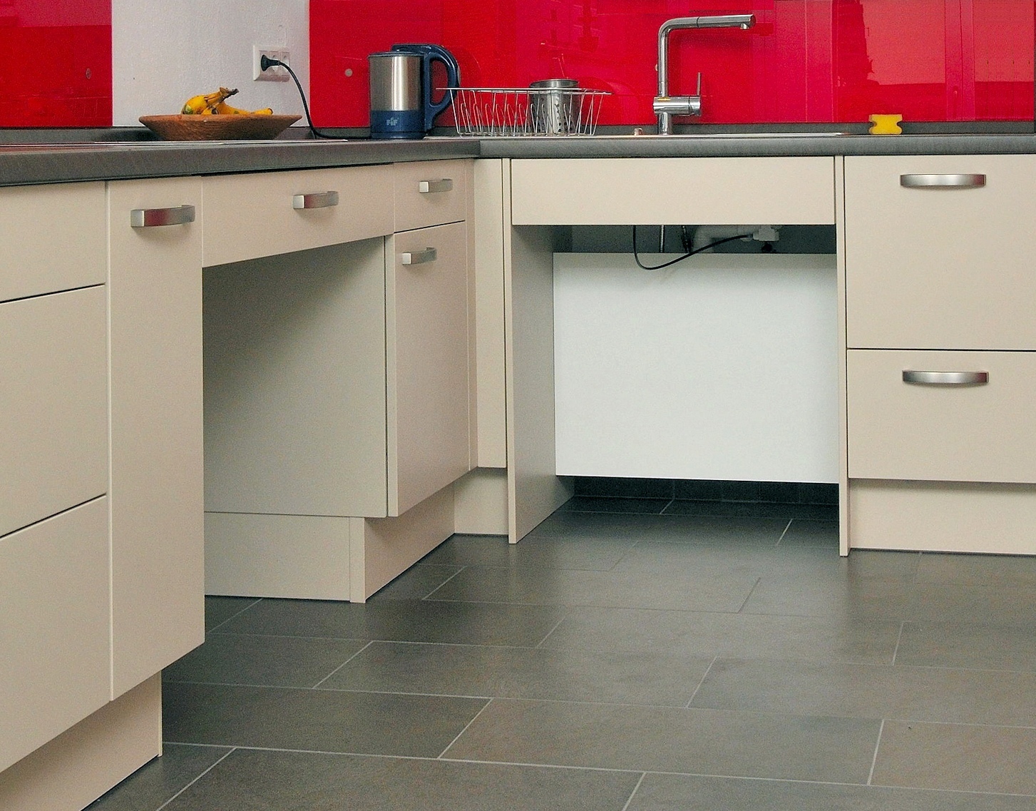 Komfort-Küchen_Foto_3_Unterfahrbarer_Küchenschrank