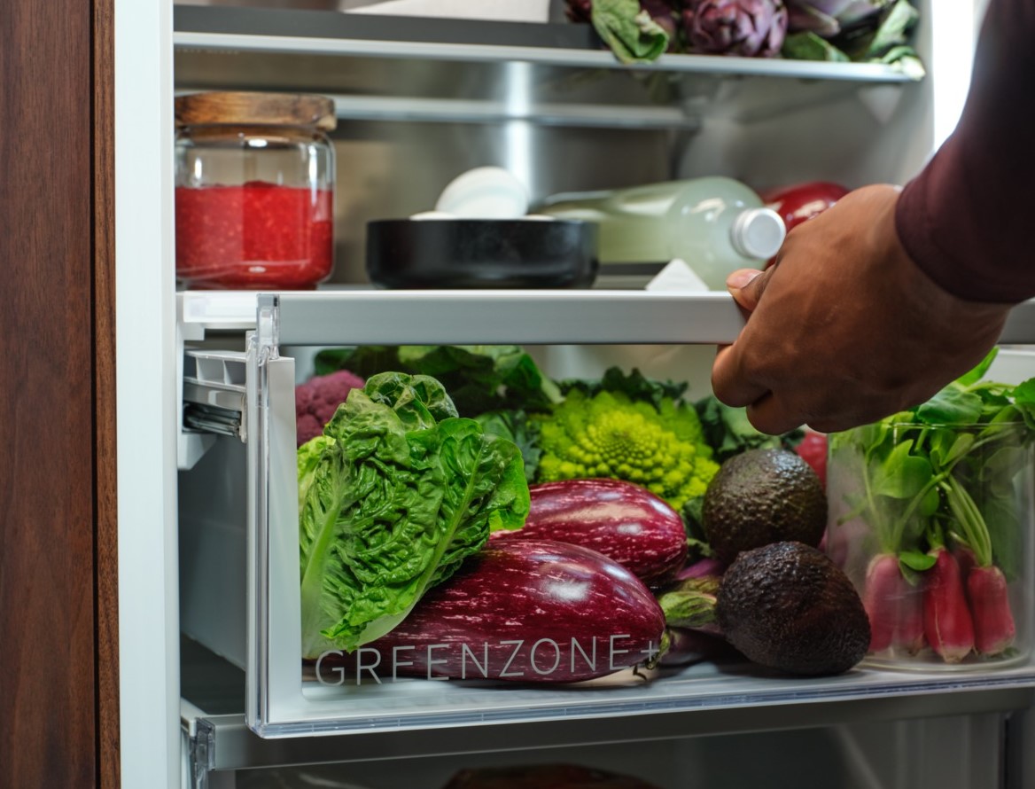 AEG GreenZone Klimaschublade gefüllt mit Gemüse. 