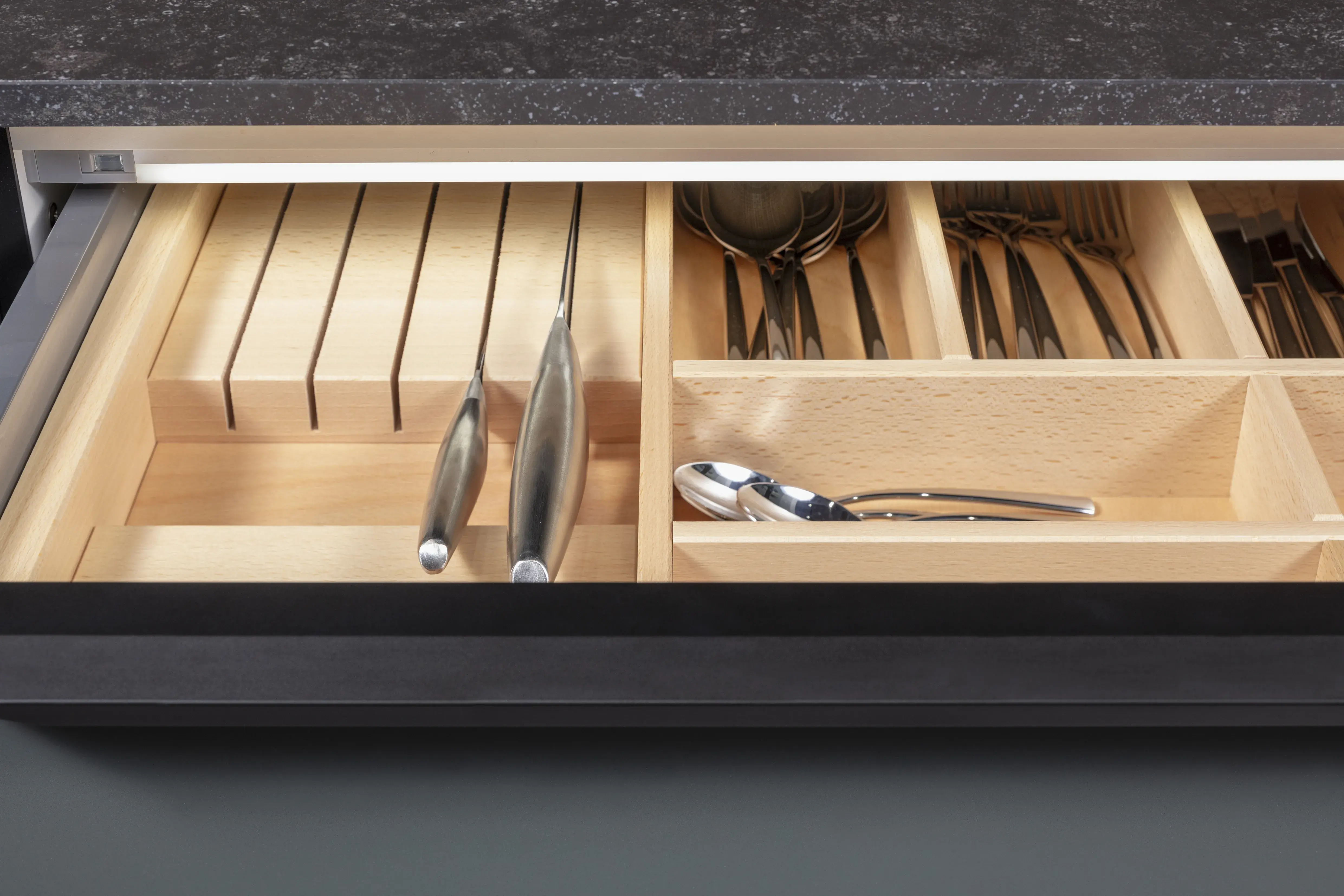 Nobilia Küche „Iconic Flowers“ in Mineralgrün Besteckeinsatz