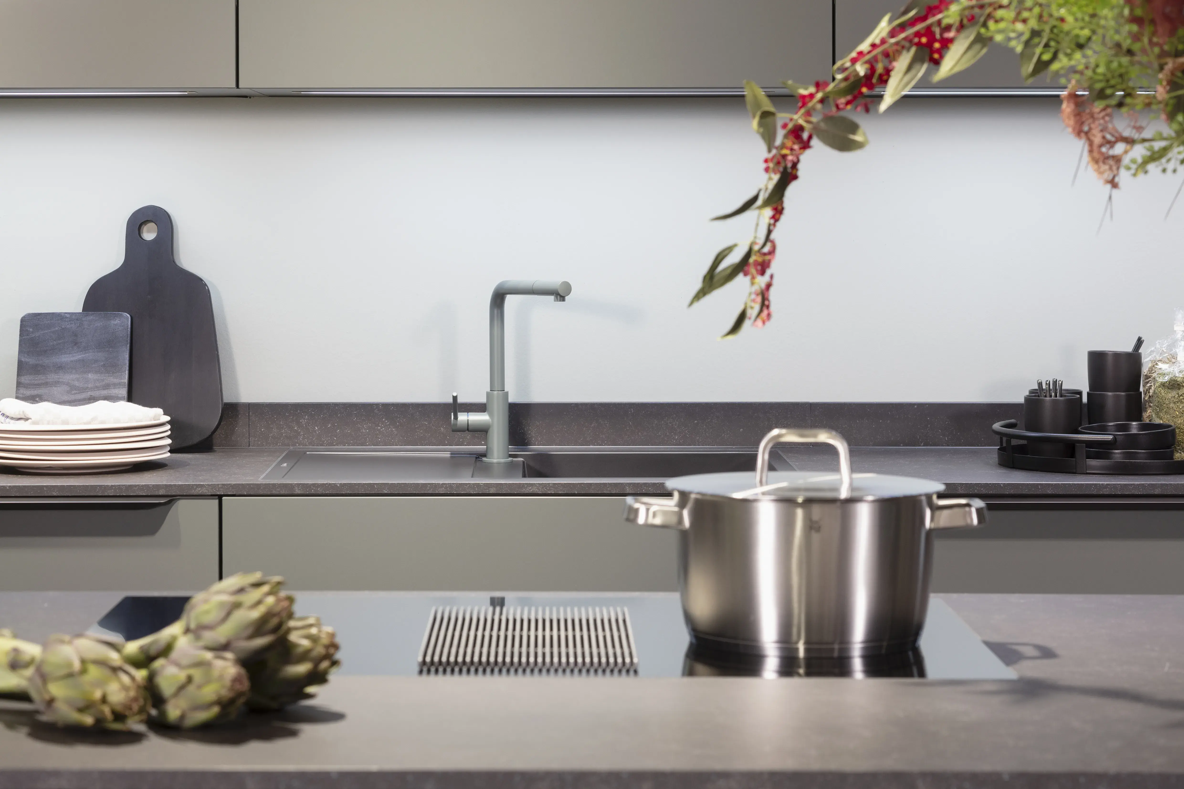 Nobilia Küche „Iconic Flowers“ in Mineralgrün Kochfeld Muldenlüfter