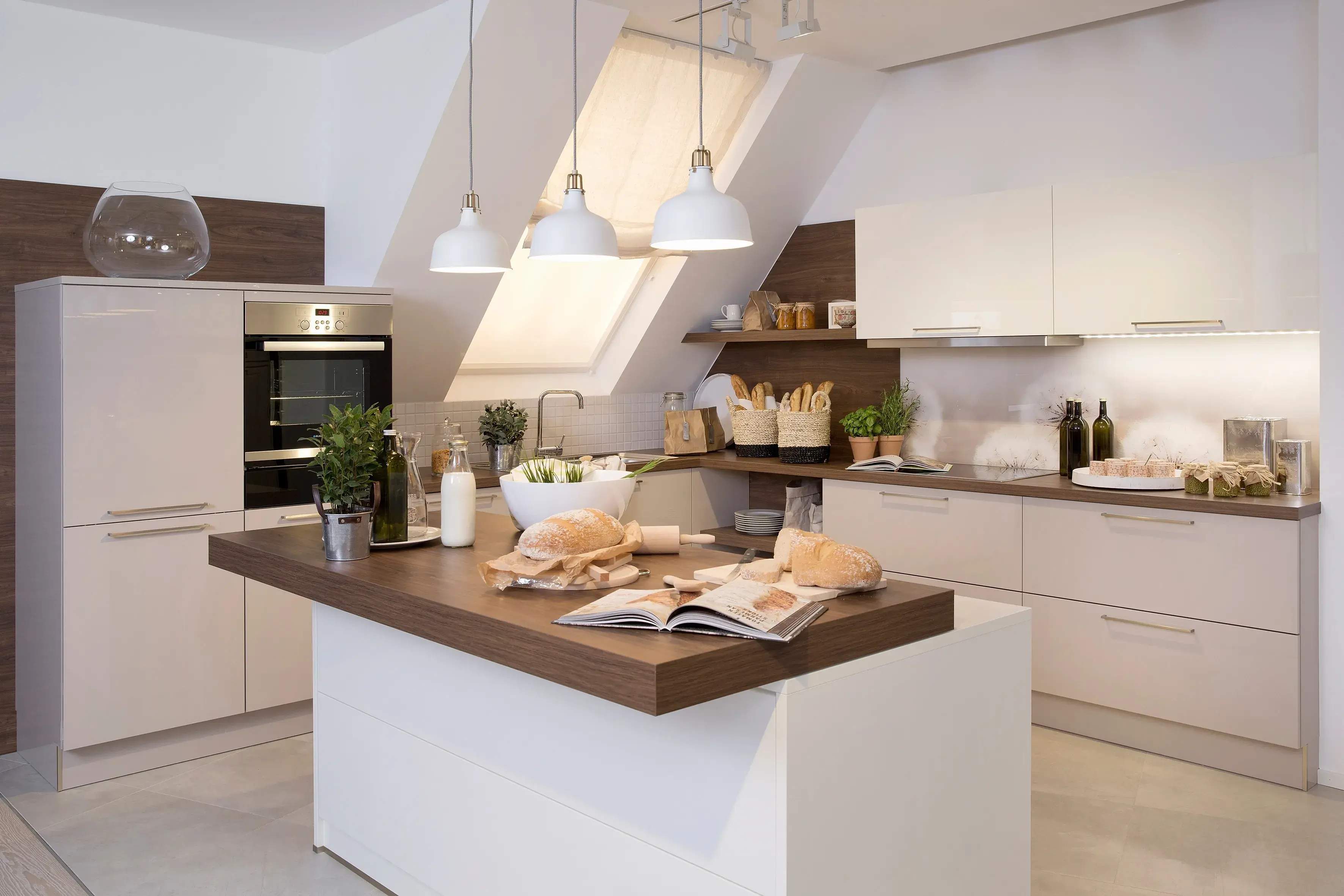 Häckerküche_in_Weiß_mit_Theke_und_Einbauofen