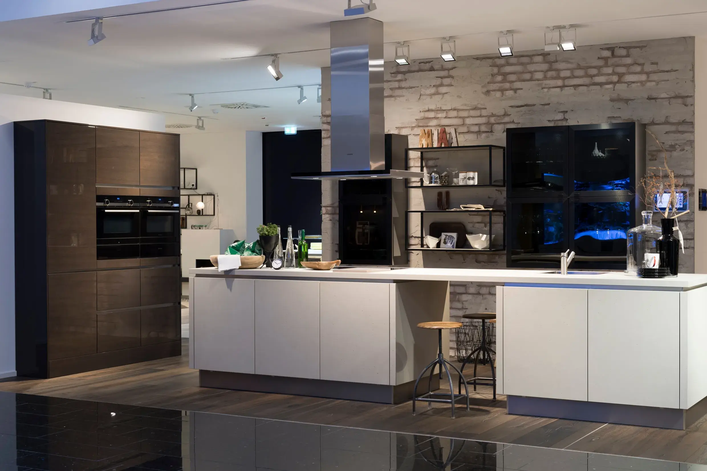 Häcker Küche in Hell mit sehr großzügiger Kücheninsel