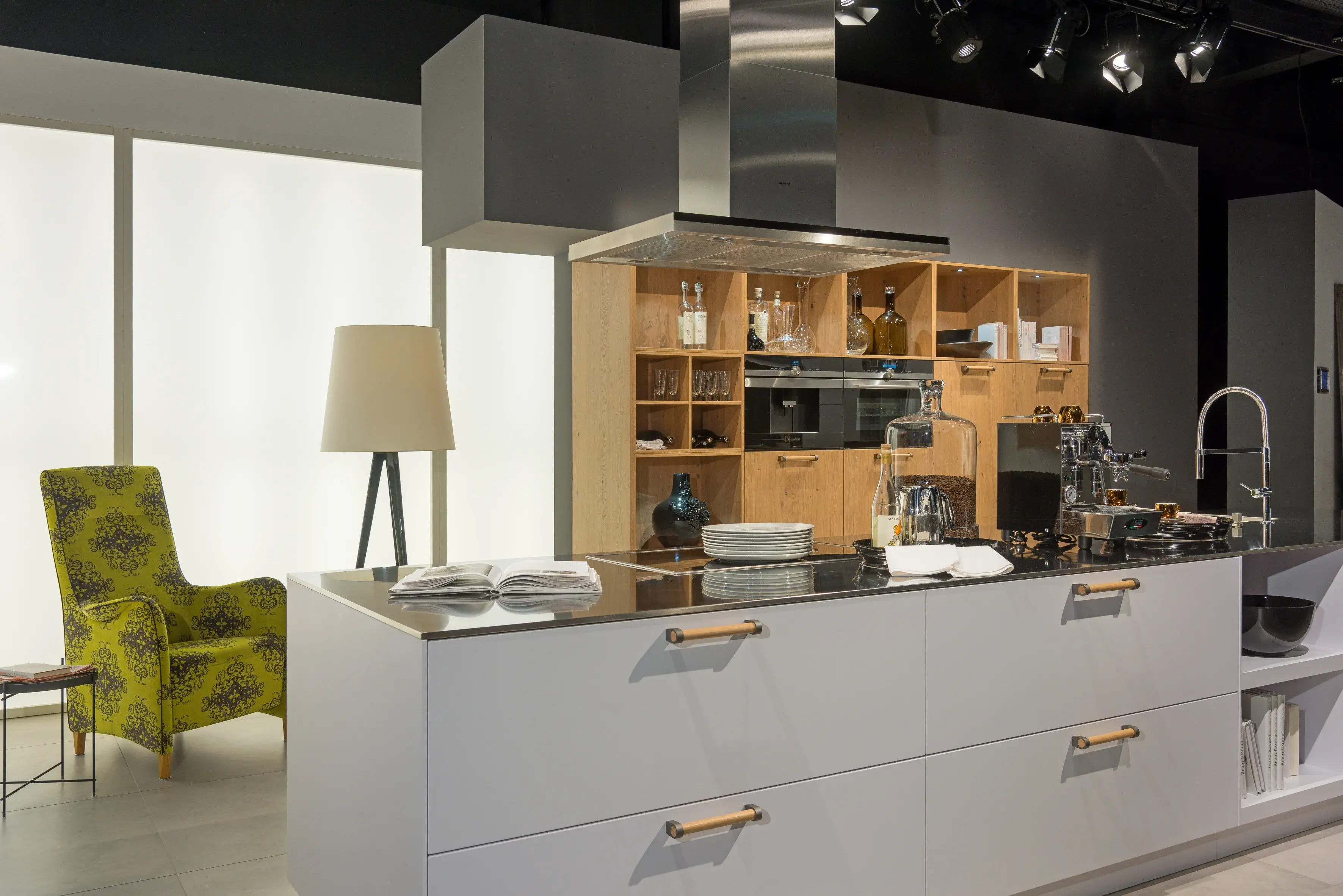 Kücheninsel_mit_großem_Regal_und_Sessel