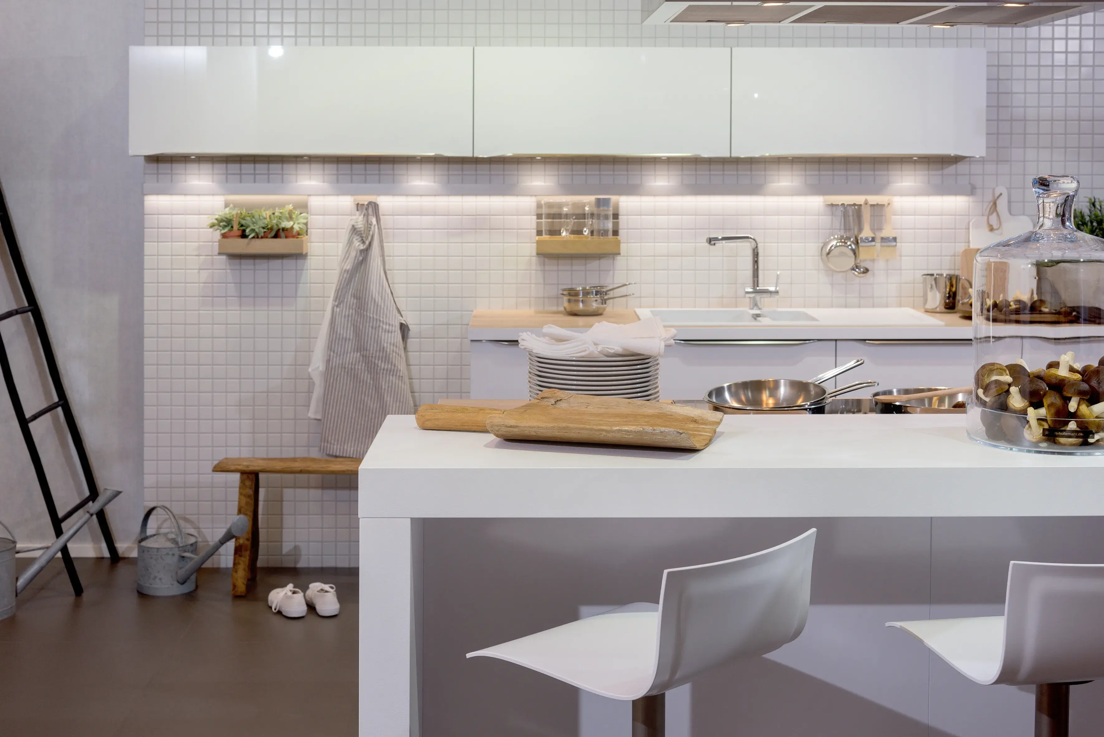 Küchenzeile_mit_weißen_Fliesen